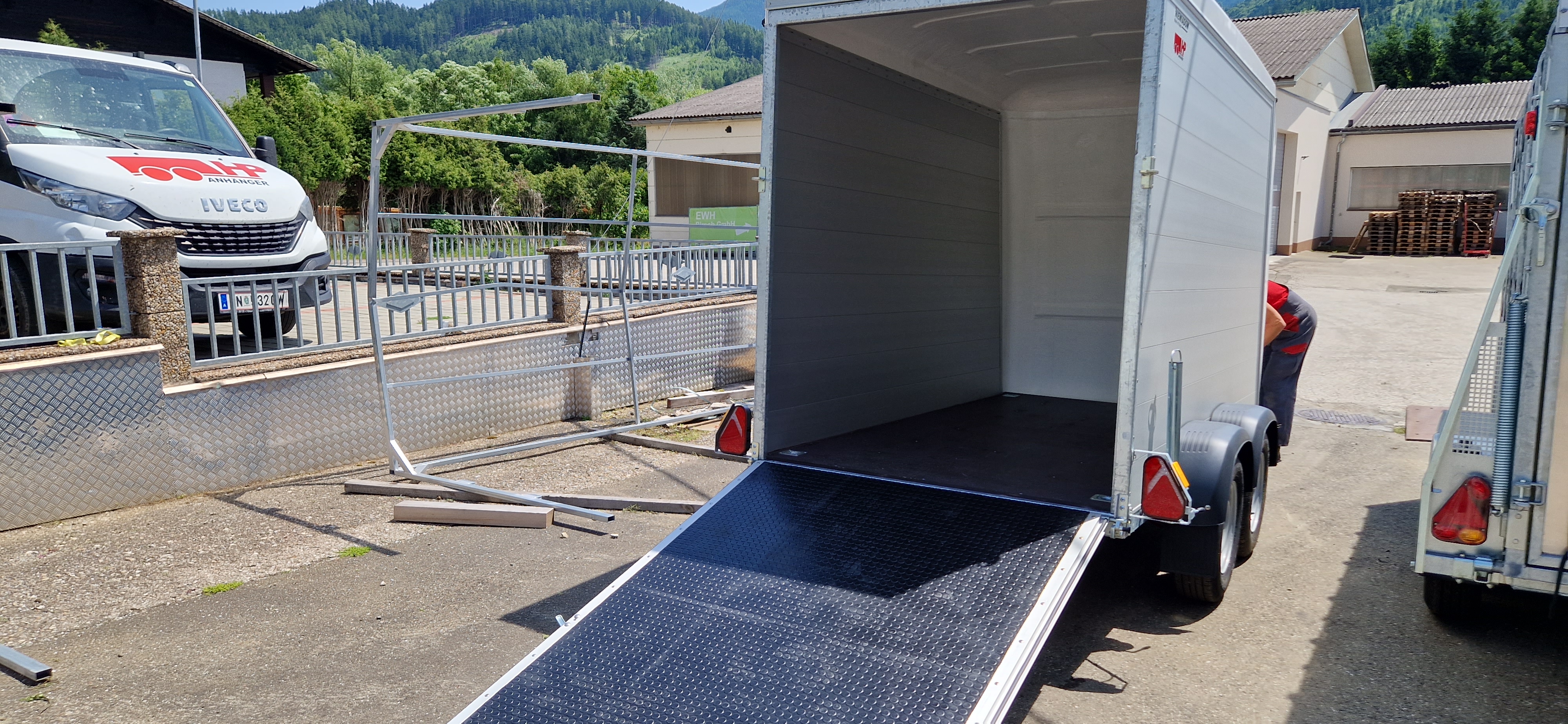PKW-Anhänger, Autoanhänger, Kofferanhänger HP 273116, ALU + Polydach und Bug, 2700 kg Tandem